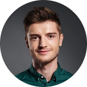 Professionele portretfoto van een jonge man met kort haar, gekleed in een groen shirt, tegen een donkere achtergrond.